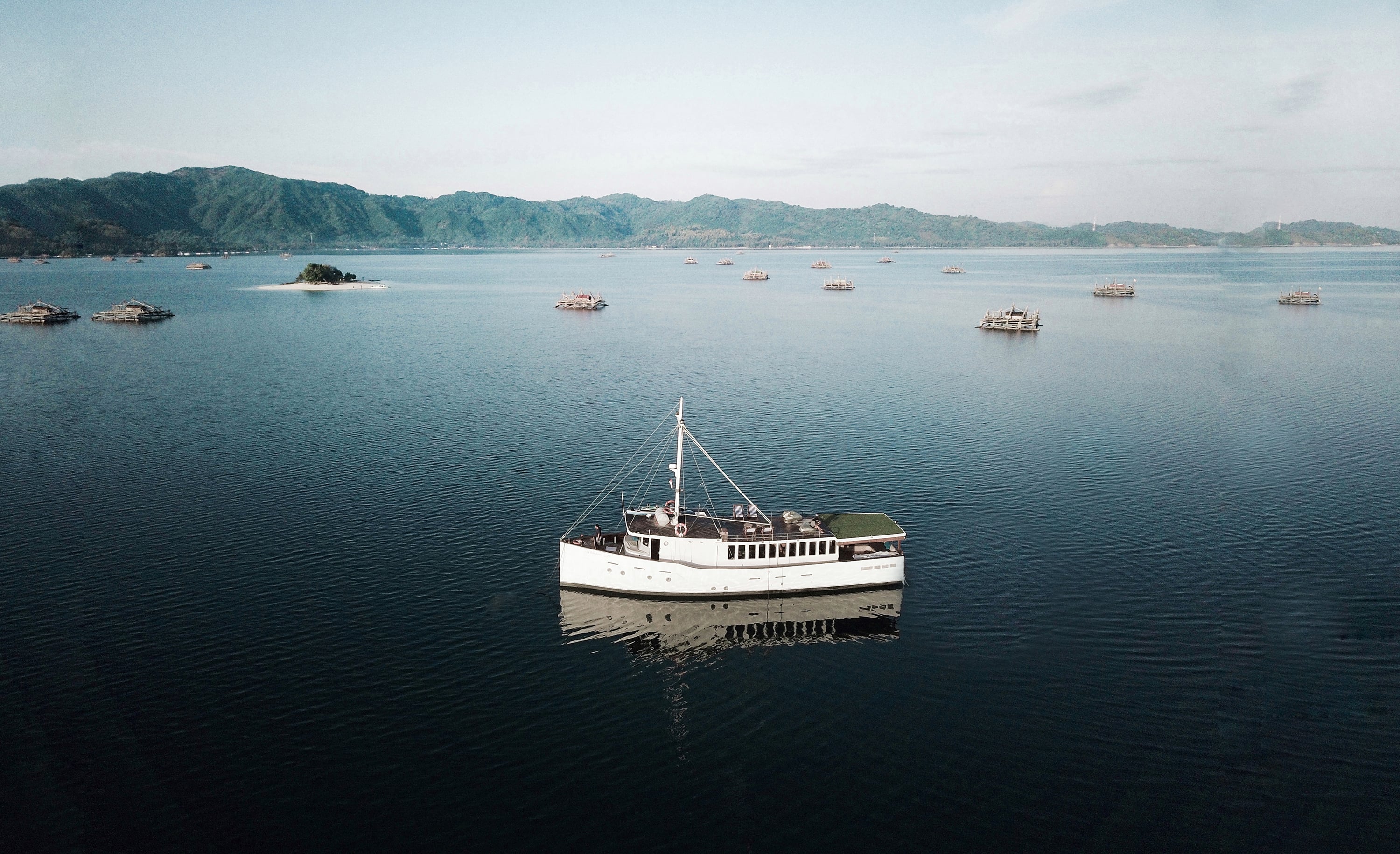 Yacht mewah berlabuh di perairan Indonesia